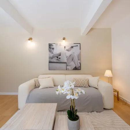 Ground-floor With Private Garden شقة
