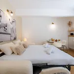 Апартаменты Ground-floor With Private Garden *