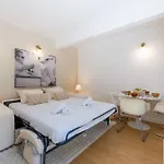 Апартаменты Ground-floor With Private Garden *